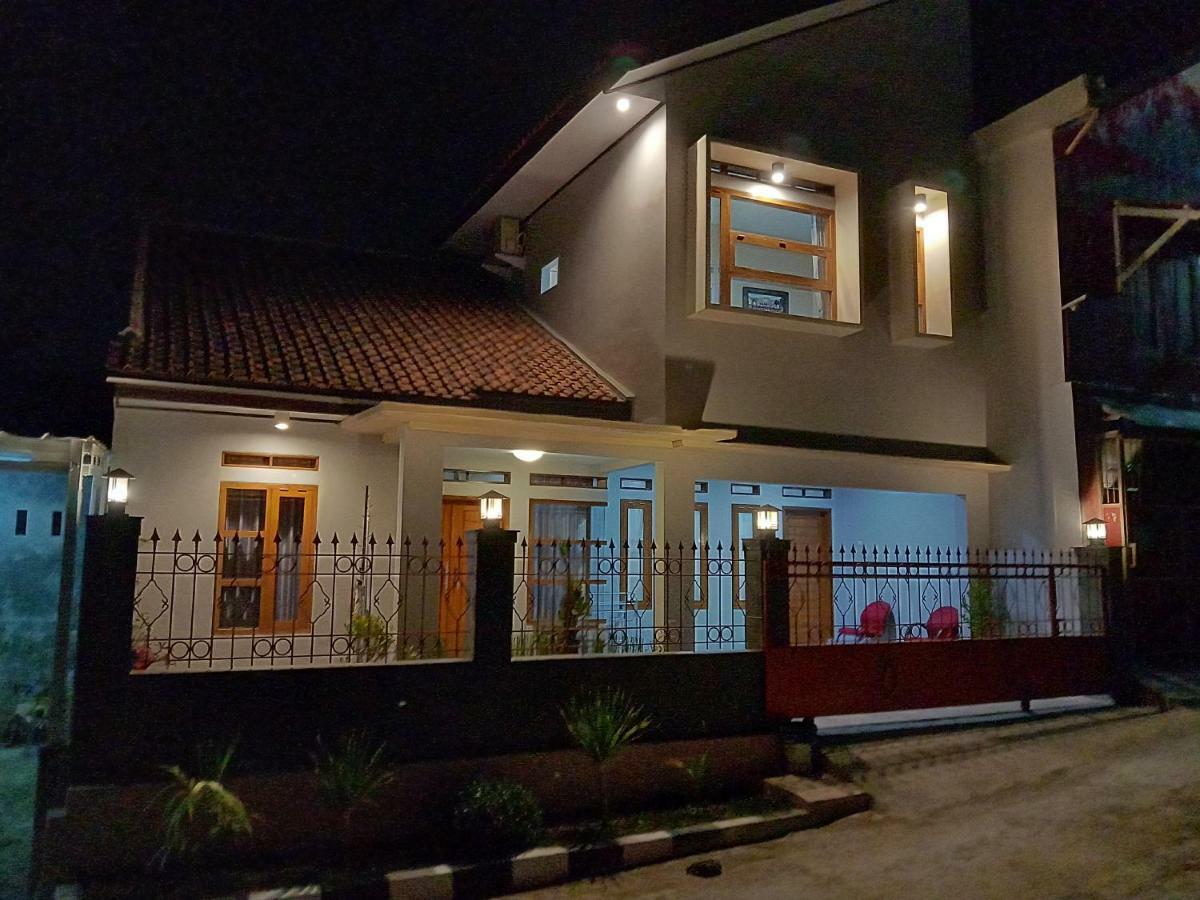 Guesthouse - Lubna Homestay คุนิงงาน ภายนอก รูปภาพ