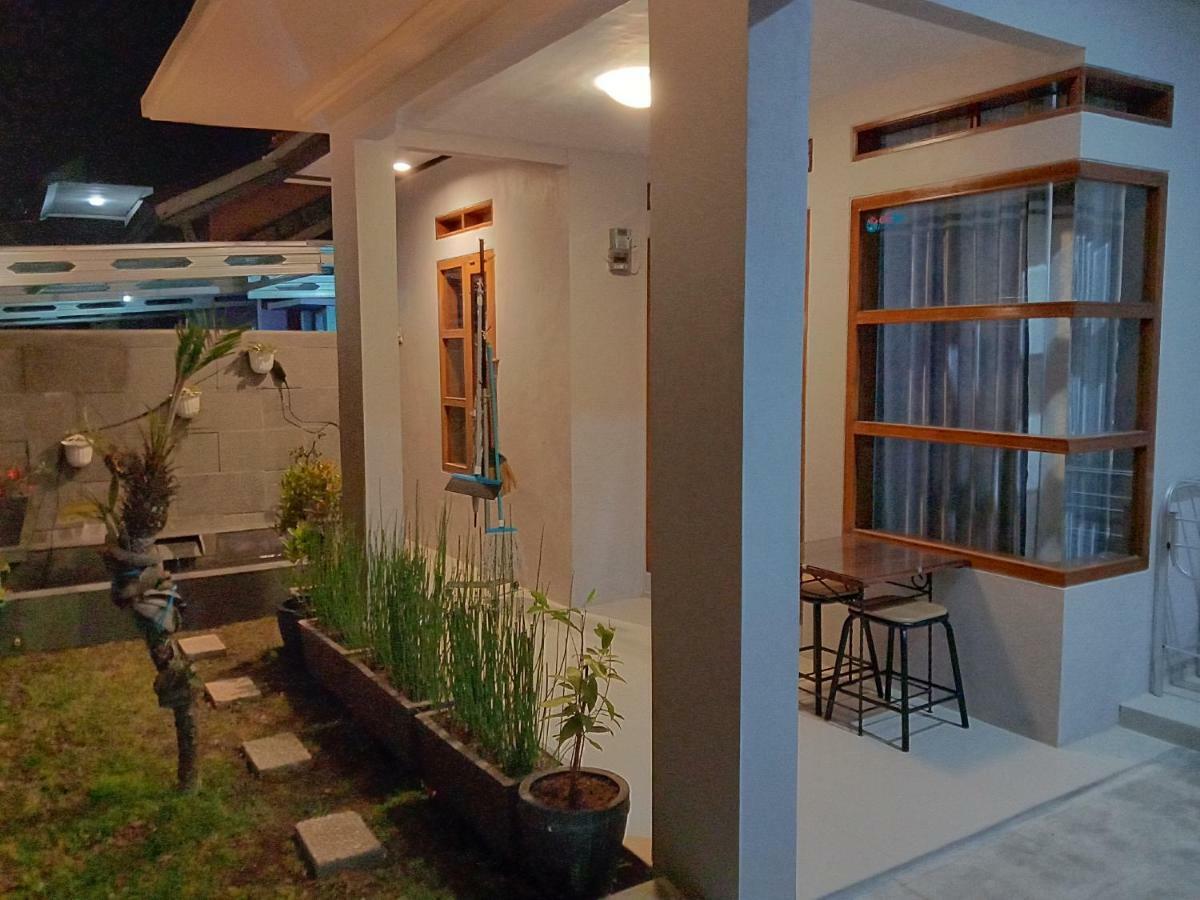 Guesthouse - Lubna Homestay คุนิงงาน ภายนอก รูปภาพ